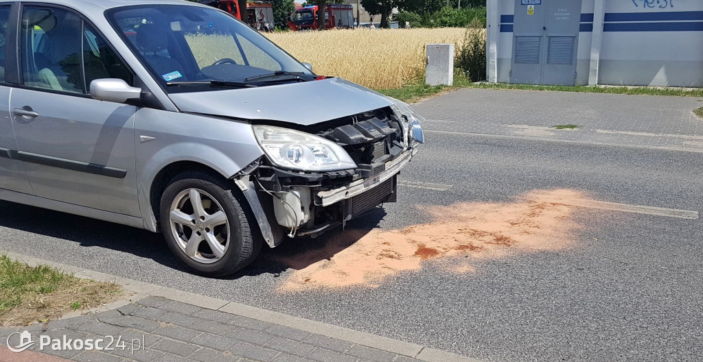 Kraksa na ruchliwym skrzyżowaniu