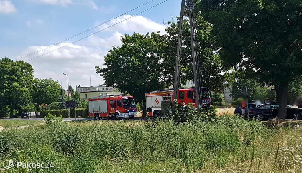 Kraksa na ruchliwym skrzyżowaniu