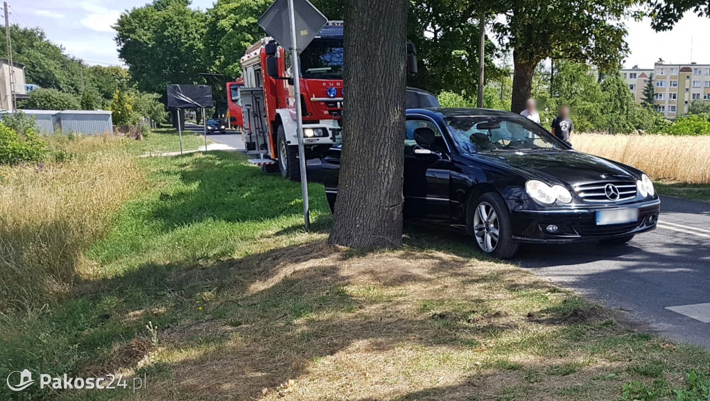Kraksa na ruchliwym skrzyżowaniu