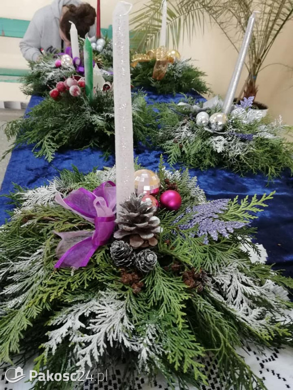 Wystawa i kiermasz świątecznych stroików