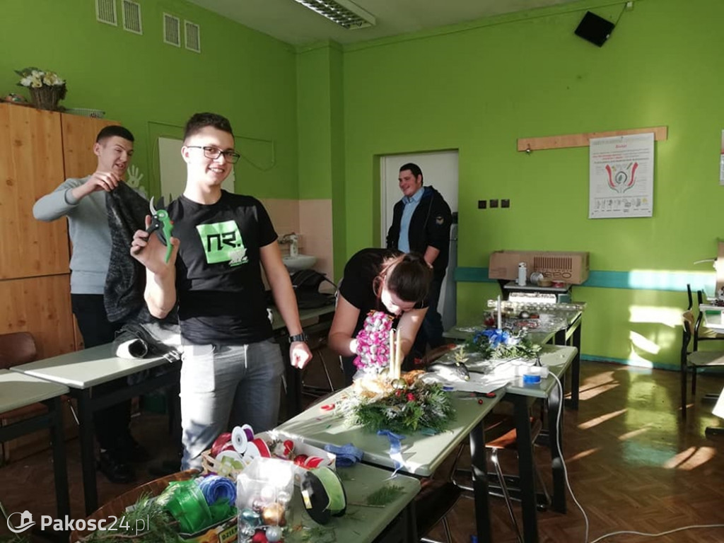 Wystawa i kiermasz świątecznych stroików