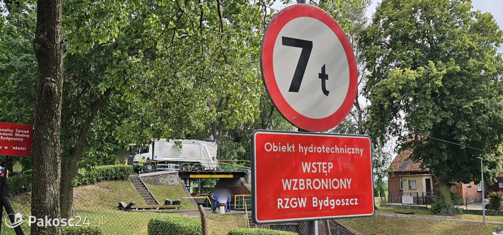 Śmieciarka zarwała most na śluzie