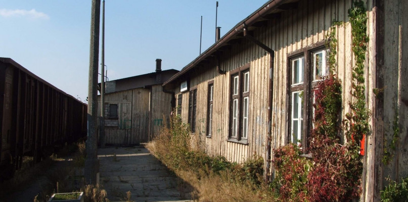 Dworzec kolejowy w Pakości od strony peronów, lato 2005. Fot. Sebastian Jarecki
