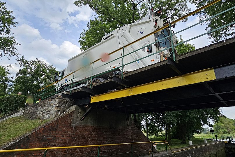 Śmieciarka zarwała most na śluzie