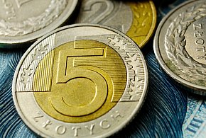 Setki tysięcy Polaków otrzymały nowe świadczenie. Co z resztą?-11006