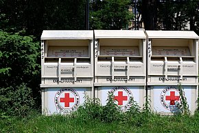 Stały w całej Polsce. Dziś kontenery PCK znikają z ulic-11171