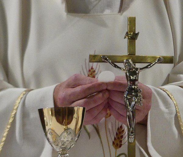 Nowa danina na Kościół? Pieniądze mają być pobierane prosto z pensji-11186