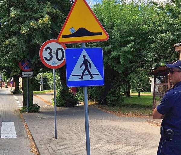 Oznakowanie przy pakoskich szkołach pod lupą policji-11269