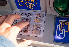 Z kont znikały pieniądze. Policja i bank badają ogólnopolski incydent-11717