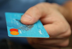 Fiskus skontroluje płatności kartą Polaków? Resort zabiera głos-11842