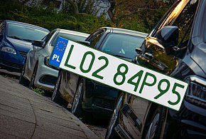 Tablice z zielonymi napisami na kolejnych autach. Nie chodzi o "elektryki"-12041