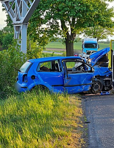 Groźny wypadek pod Pakością. Osobówka na drzewie