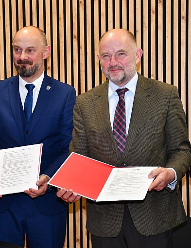 Sala widowiskowa OKiT w Pakości przejdzie modernizację. Podpisano umowę