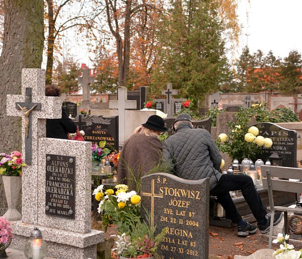 Savoir-vivre na 1 listopada. Jak się zachować podczas wizyty na cmentarzu?-11756