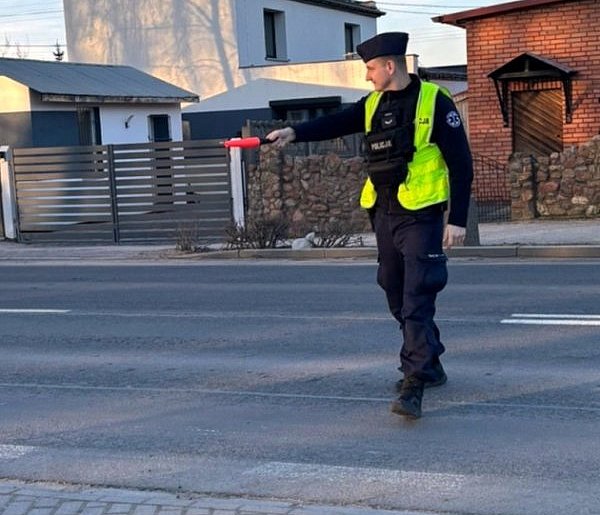 Kontrole w Pakości. Trzeźwi kierowcy, pijany rowerzysta