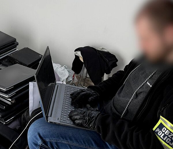 33-latek z Pakości miał sprzedawać paczki z pornografią dziecięcą