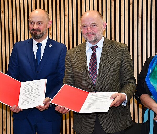 Sala widowiskowa OKiT w Pakości przejdzie modernizację. Podpisano umowę