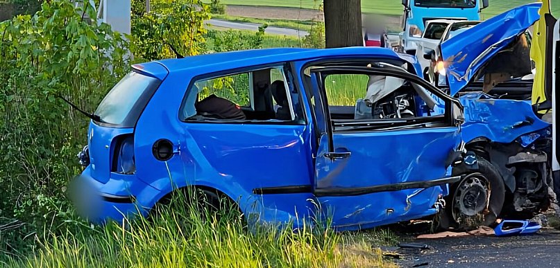 Groźny wypadek pod Pakością. Osobówka na drzewie