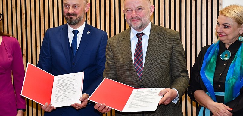 Sala widowiskowa OKiT w Pakości przejdzie modernizację. Podpisano umowę