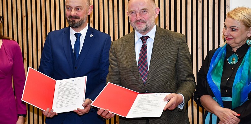 Sala widowiskowa OKiT w Pakości przejdzie modernizację. Podpisano umowę